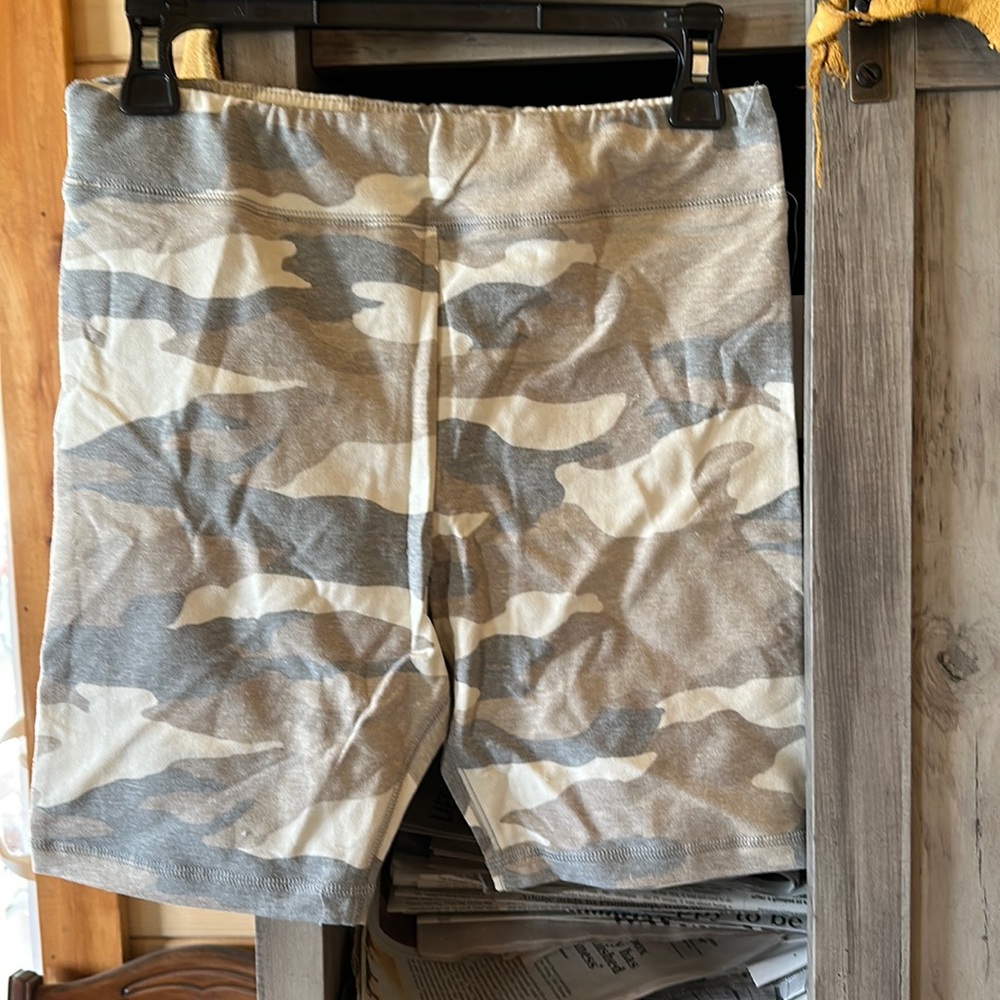Freshman 1996 camo girls shorts size l and xl